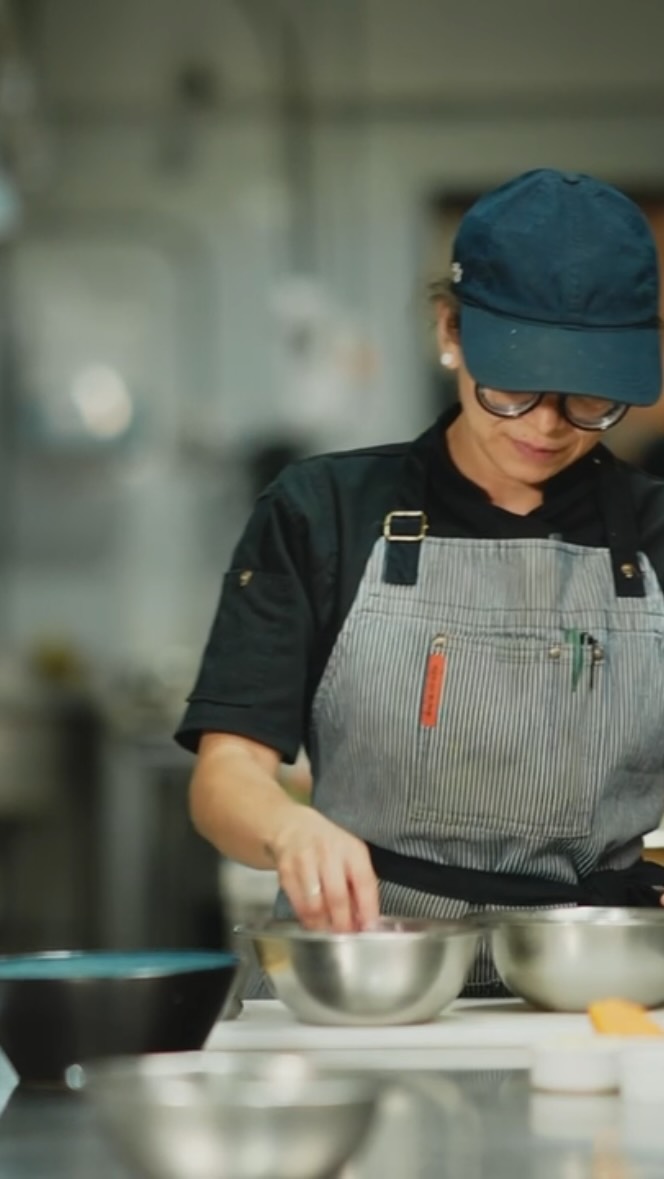 Chef cozinhando em restaurante fast casual