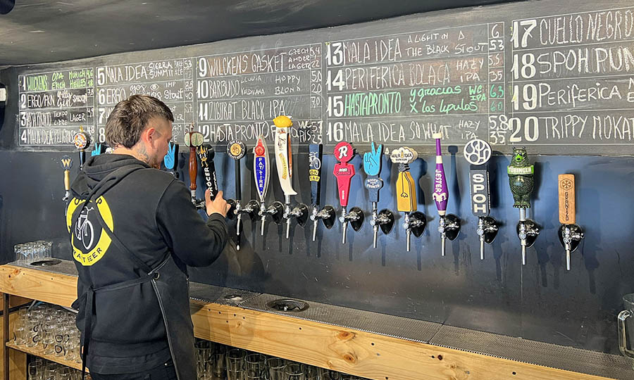 Ambiente de bar com iluminação noturna