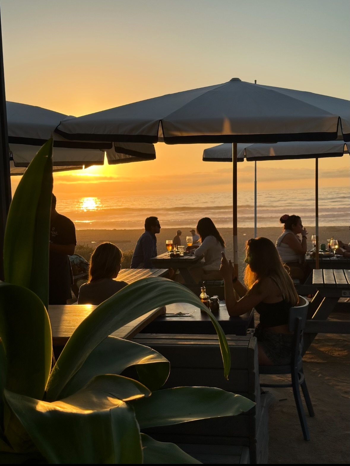 Terraço de restaurante ao pôr do sol